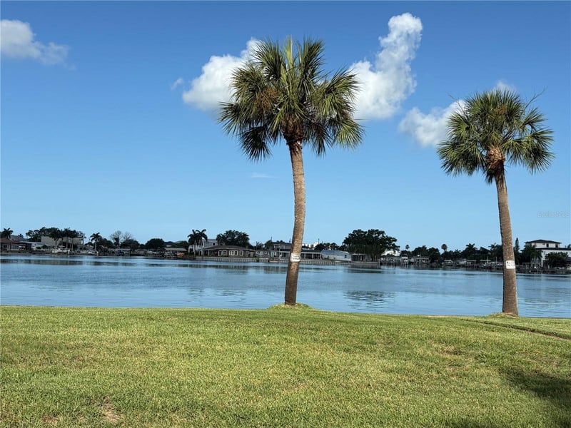 110 Sunset Dr, St Petersburg, FL 33707
