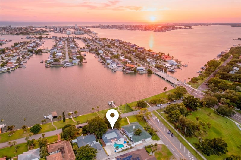 110 Sunset Dr, St Petersburg, FL 33707