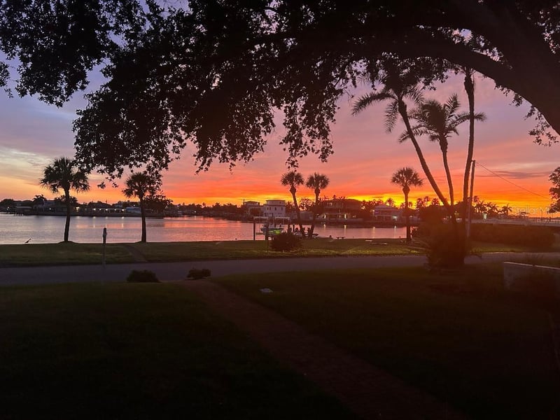 110 Sunset Dr, St Petersburg, FL 33707