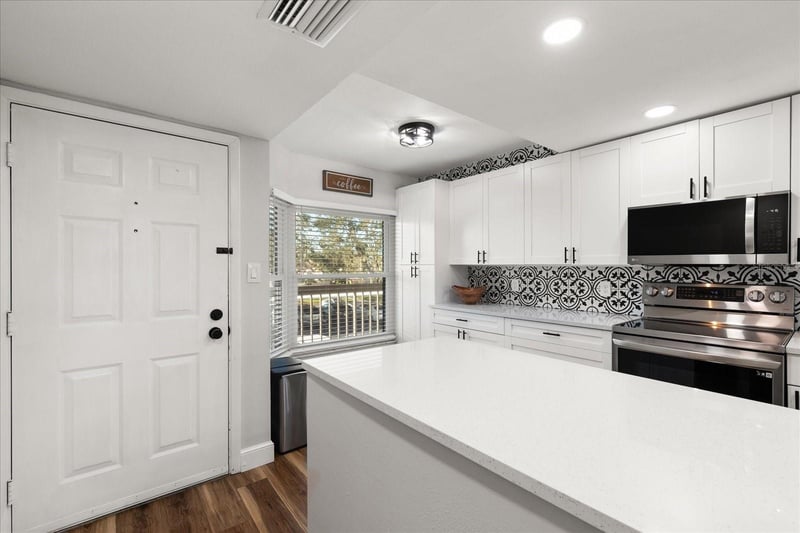 1324 Pasadena Ave #204, South Pasadena, FL 33707