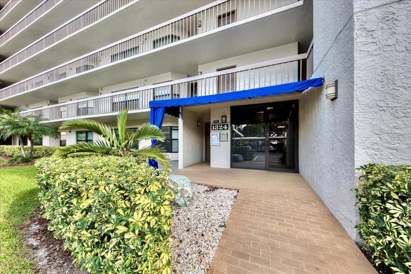 1324 Pasadena Ave #204, South Pasadena, FL 33707