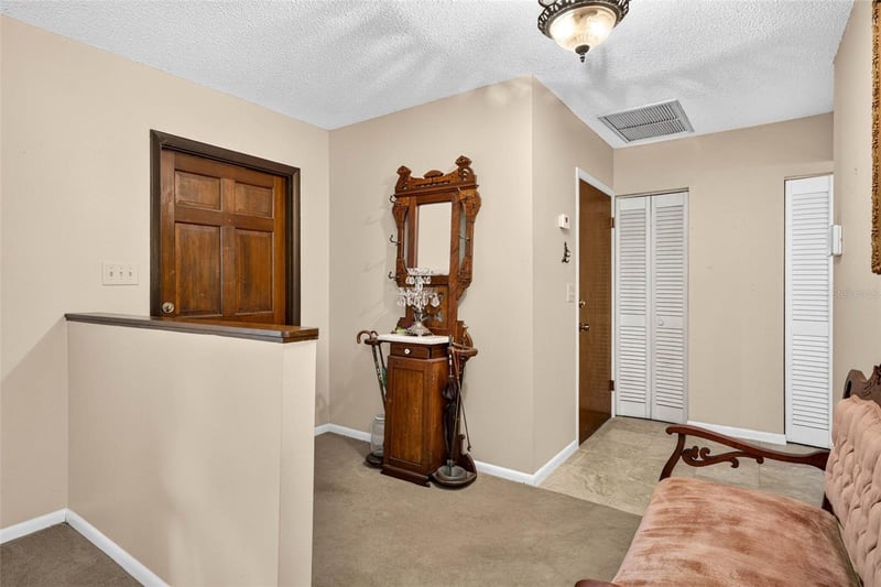 910 Hillside Dr, Lutz, FL 33549