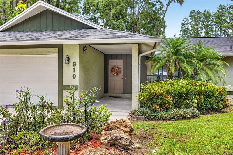 910 Hillside Dr, Lutz, FL 33549