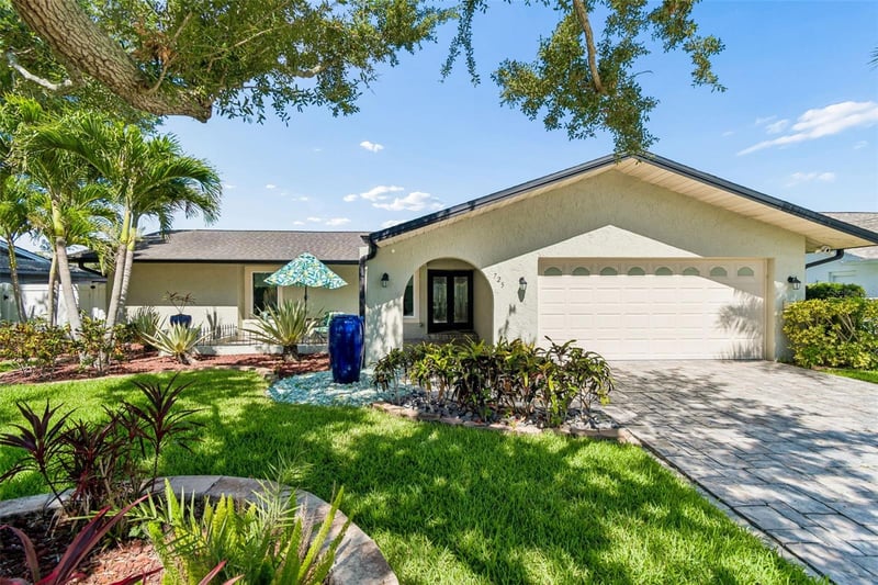 725 Del Oro Dr, Safety Harbor, FL 34695