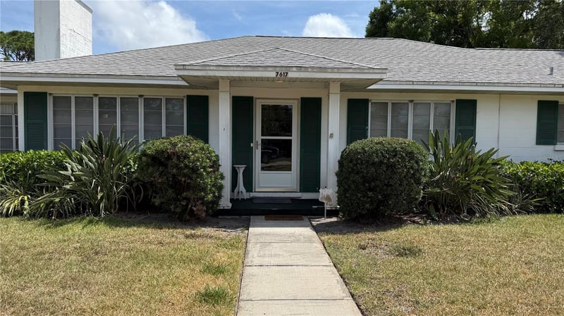 7617 Senrab Dr, Bradenton, FL 34209