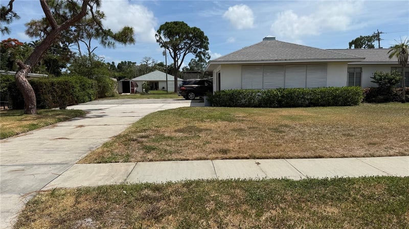 7617 Senrab Dr, Bradenton, FL 34209