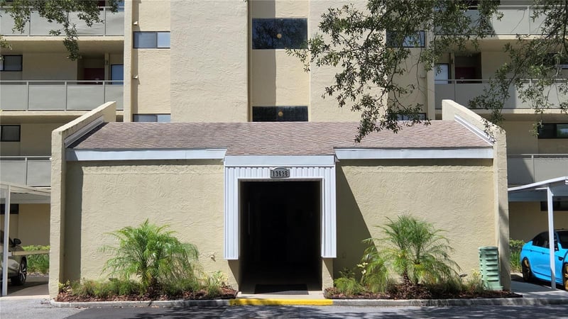 13626 Greenfield Dr #201, Tampa, FL 33618