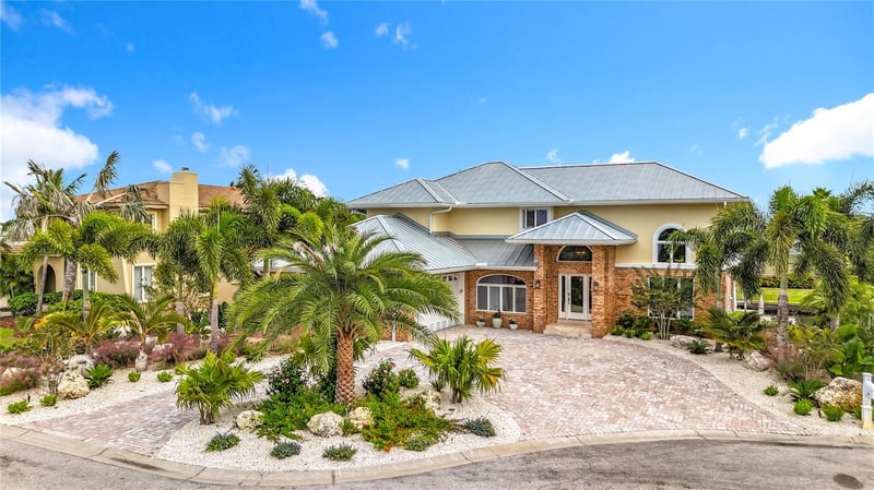 620 North Point Dr, Holmes Beach, FL 34217