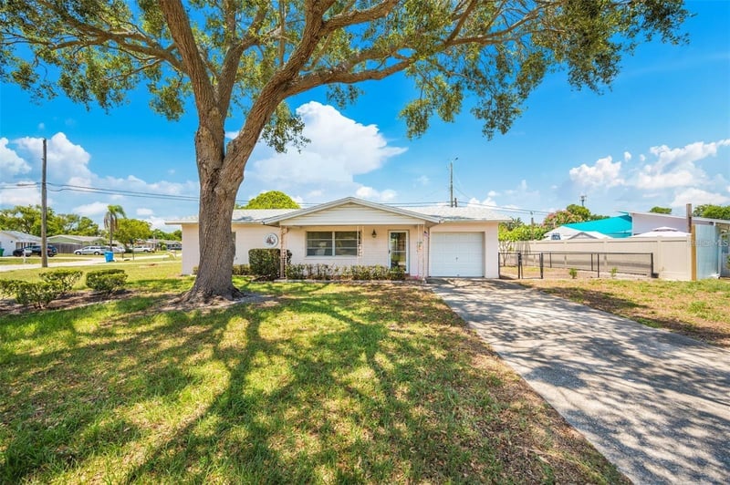 10833 111th Pl, Seminole, FL 33778