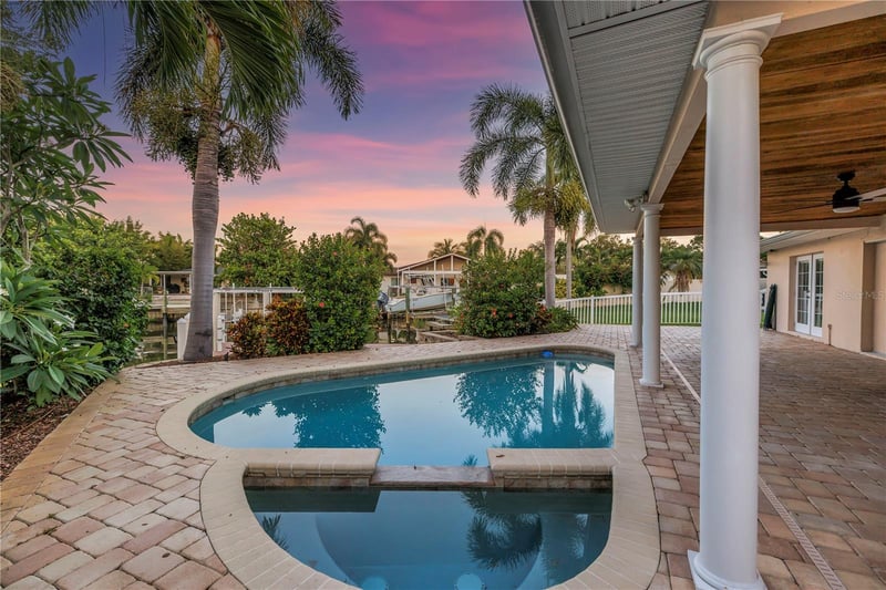 1820 Tanglewood Dr, St Petersburg, FL 33702