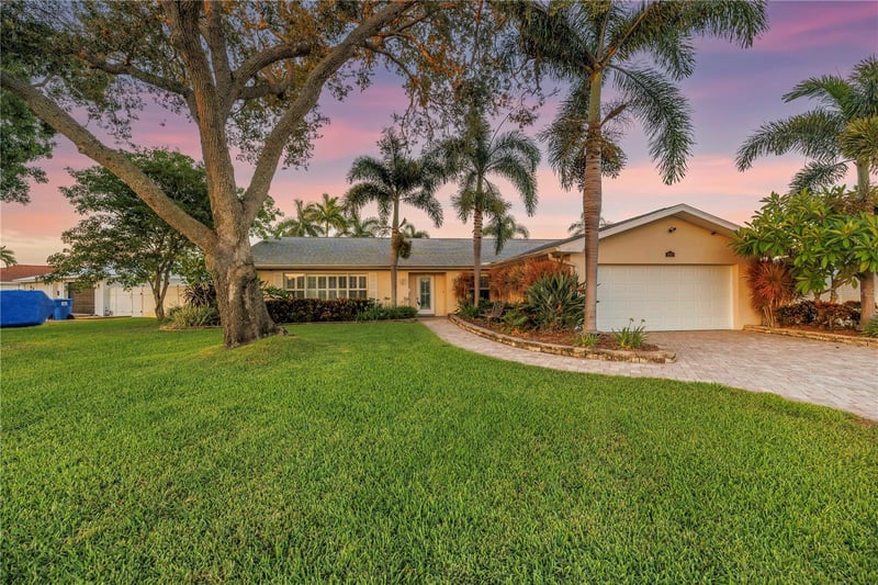 1820 Tanglewood Dr, St Petersburg, FL 33702