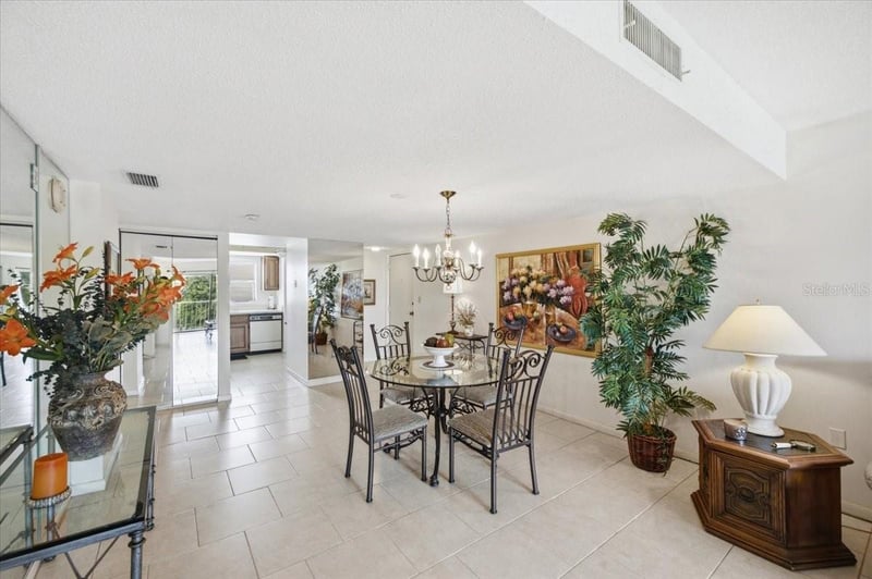 7050 Sunset Dr #216, St Petersburg, FL 33707