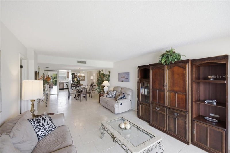 7050 Sunset Dr #216, St Petersburg, FL 33707