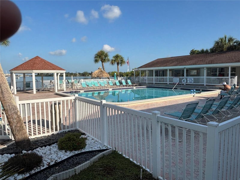 3640 41st Ln #72E, St Petersburg, FL 33711
