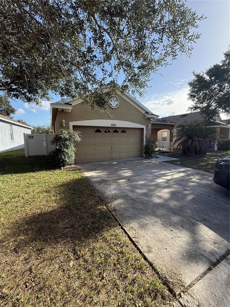 3201 Summer Cruise Dr, Valrico, FL 33594