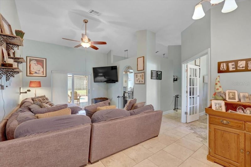 1907 Horseshoe Dr, Plant City, FL 33566