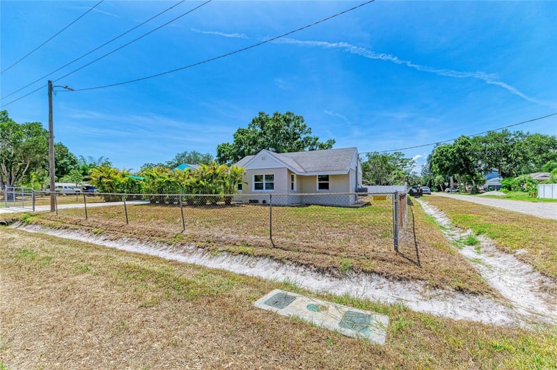 901 Oak St, Ruskin, FL 33570