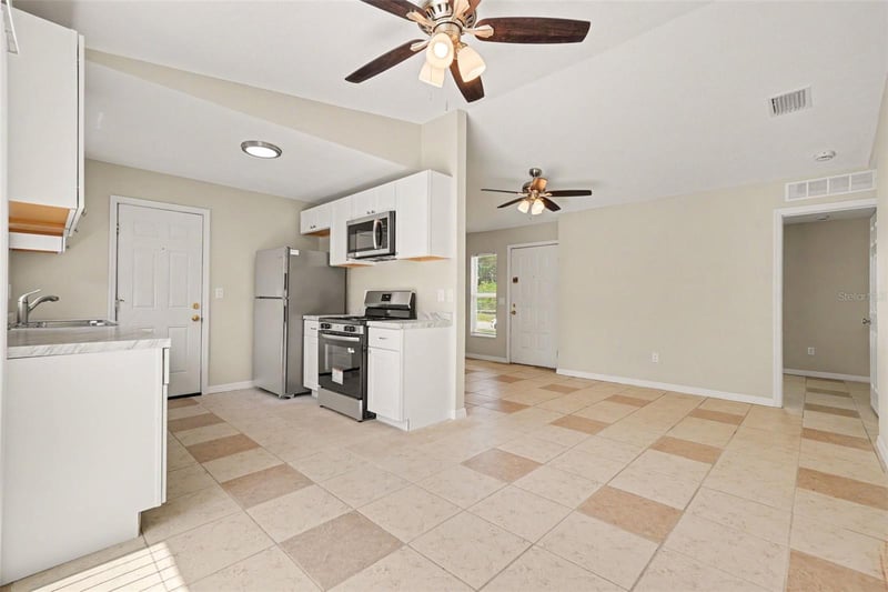 1224 Oak Valley Dr, Seffner, FL 33584