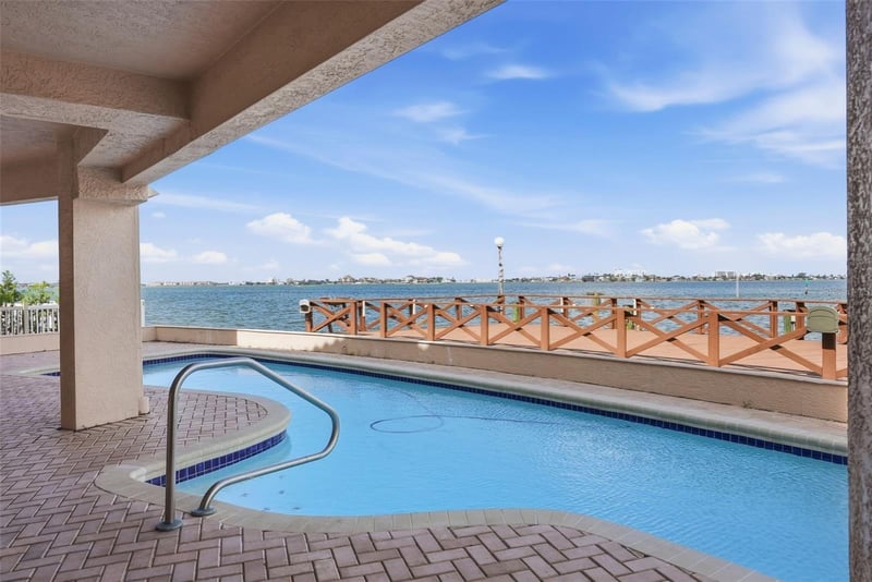 2869 Seabreeze Dr, St Petersburg, FL 33707