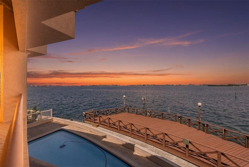 2869 Seabreeze Dr, St Petersburg, FL 33707