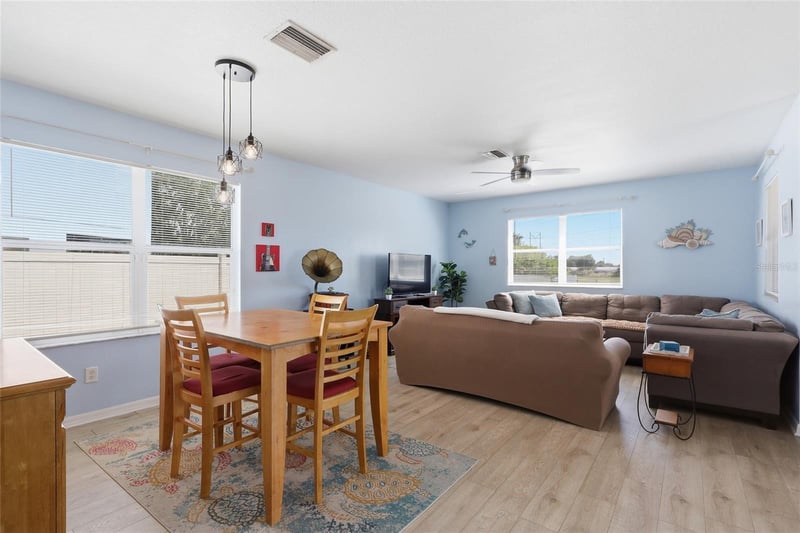 7902 Carriage Pointe Dr, Gibsonton, FL 33534