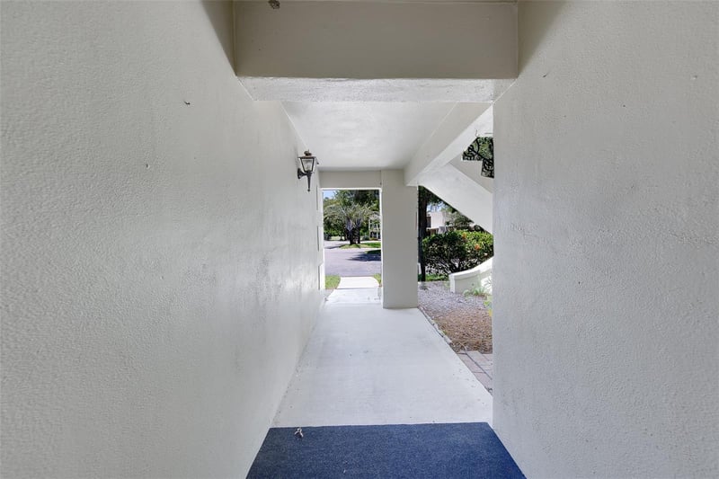 68 Country Club Dr, Largo, FL 33771