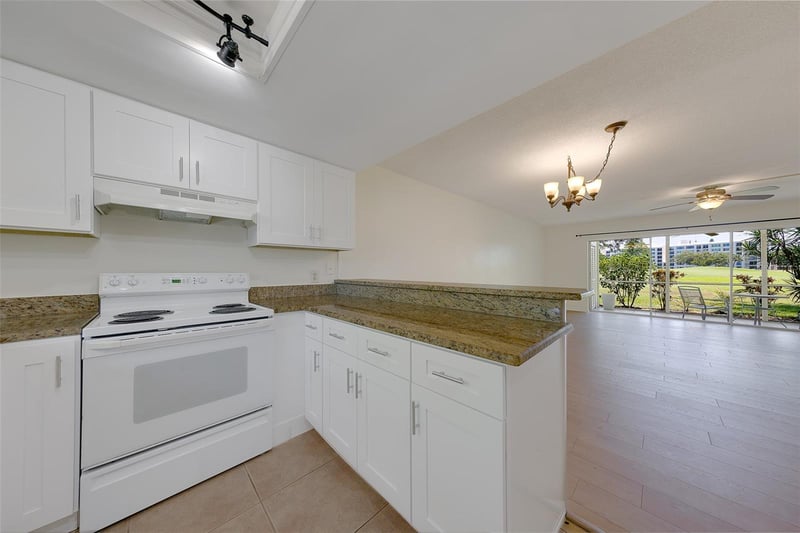68 Country Club Dr, Largo, FL 33771