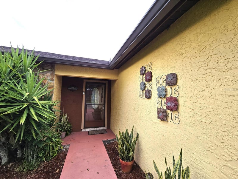 812 Sandalwood Dr, Plant City, FL 33563