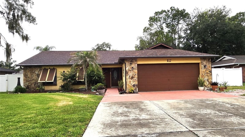812 Sandalwood Dr, Plant City, FL 33563
