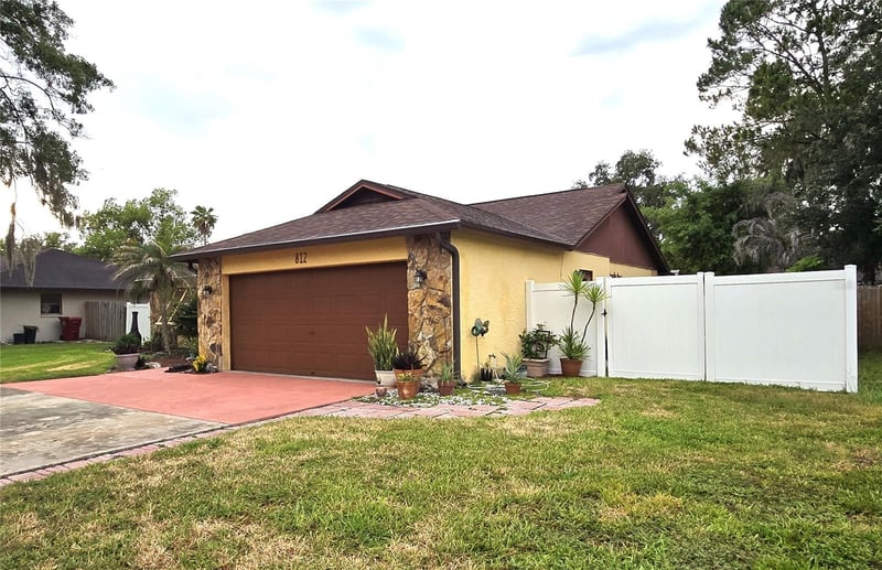 812 Sandalwood Dr, Plant City, FL 33563