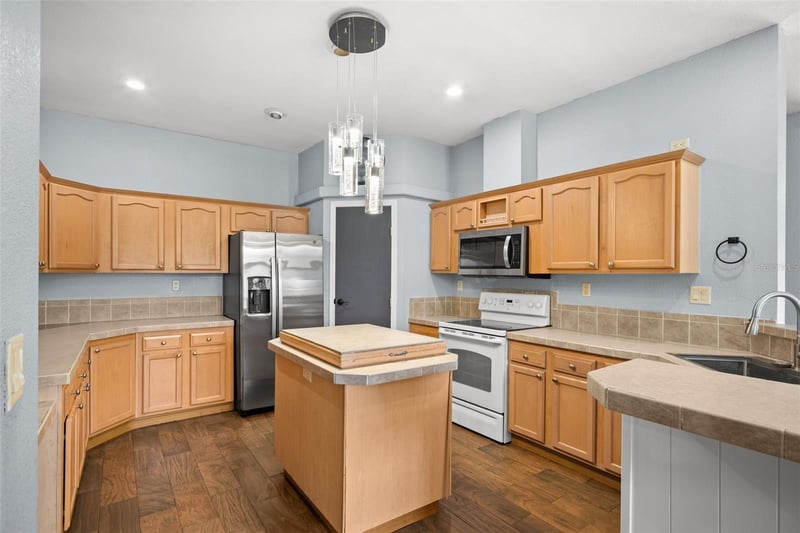 12801 Cliffside Pl, Thonotosassa, FL 33592