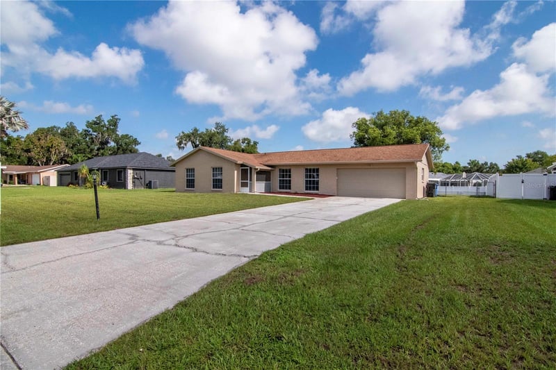 1208 Lady Guinevere Dr, Valrico, FL 33594