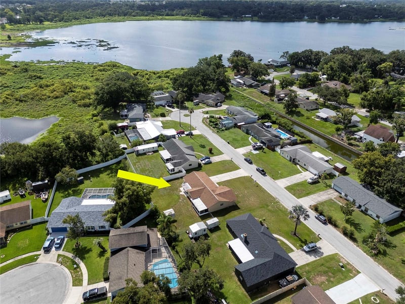 1208 Lady Guinevere Dr, Valrico, FL 33594