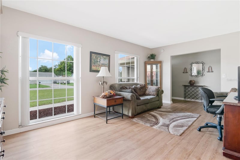 1208 Lady Guinevere Dr, Valrico, FL 33594