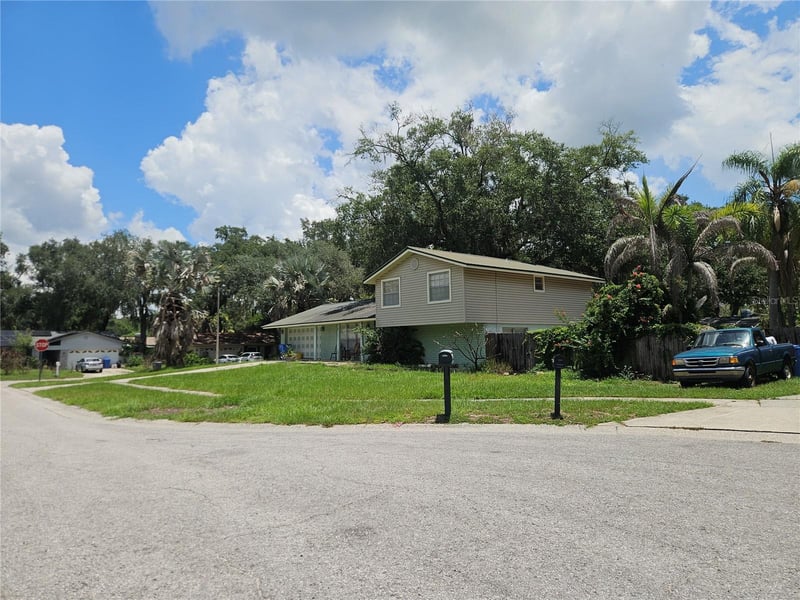 1203 Lake Valrico Ln, Valrico, FL 33594