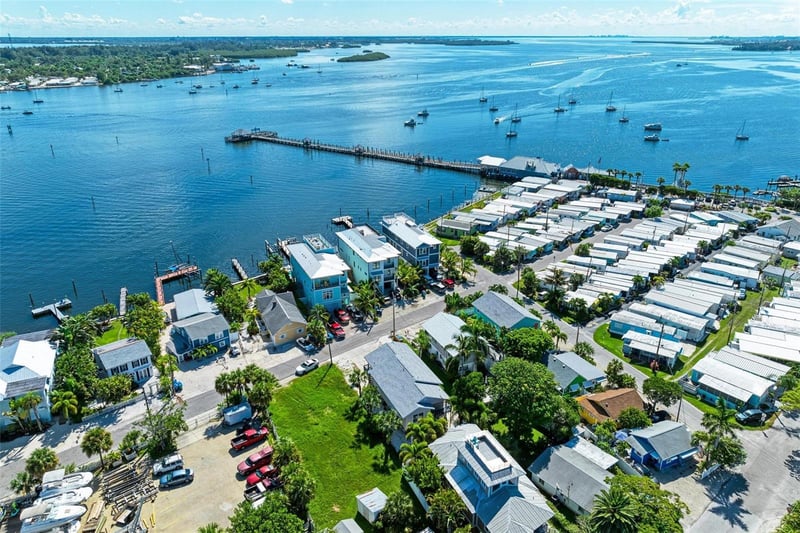 204 Bay Dr, Bradenton Beach, FL 34217