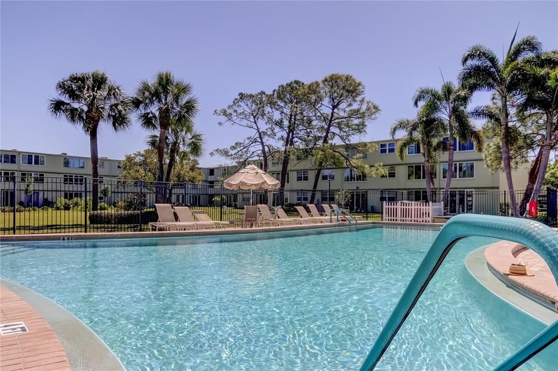 4890 Bay St #323, St Petersburg, FL 33703