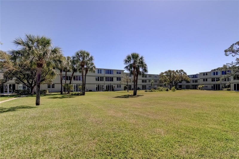 4890 Bay St #323, St Petersburg, FL 33703