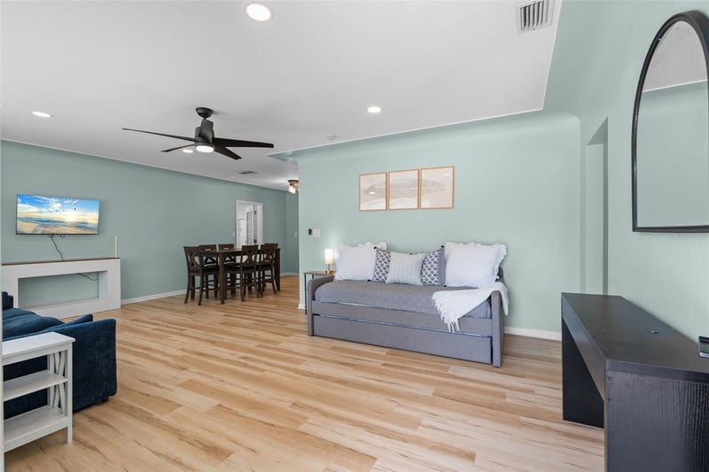 7690 91st St, Seminole, FL 33777