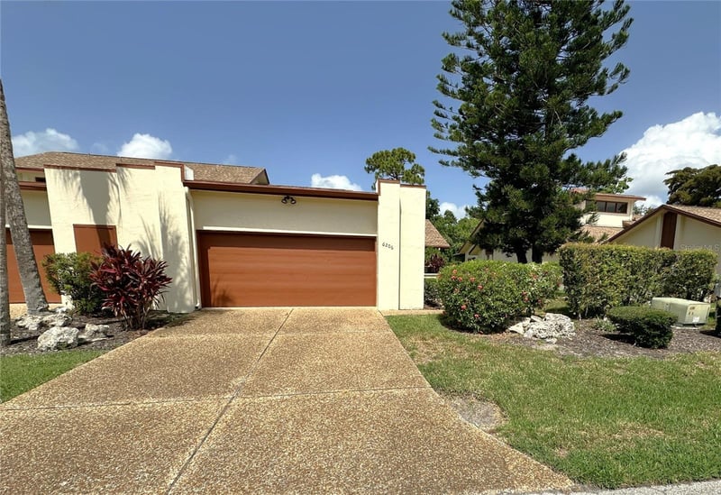 6206 Courtside Dr, Bradenton, FL 34210