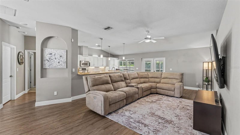 2219 Towering Oaks Cir, Seffner, FL 33584