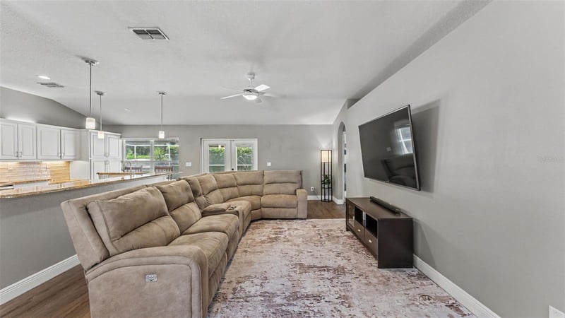 2219 Towering Oaks Cir, Seffner, FL 33584