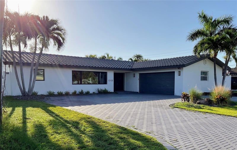12125 5th St E, Treasure Island, FL 33706