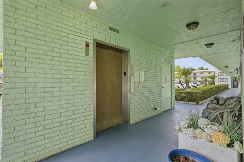 5973 Terrace Park Dr #109, St Petersburg, FL 33709