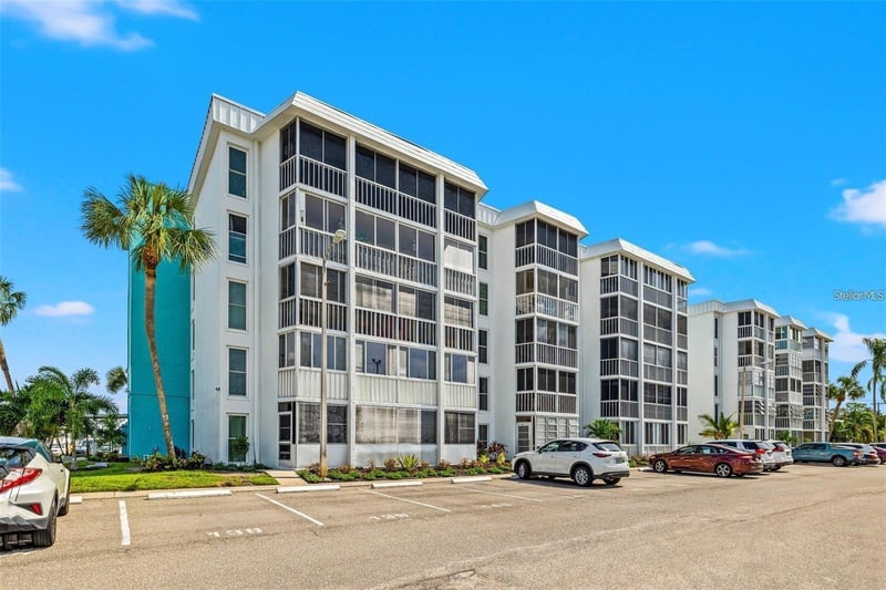 4908 38th Way #401, St Petersburg, FL 33711