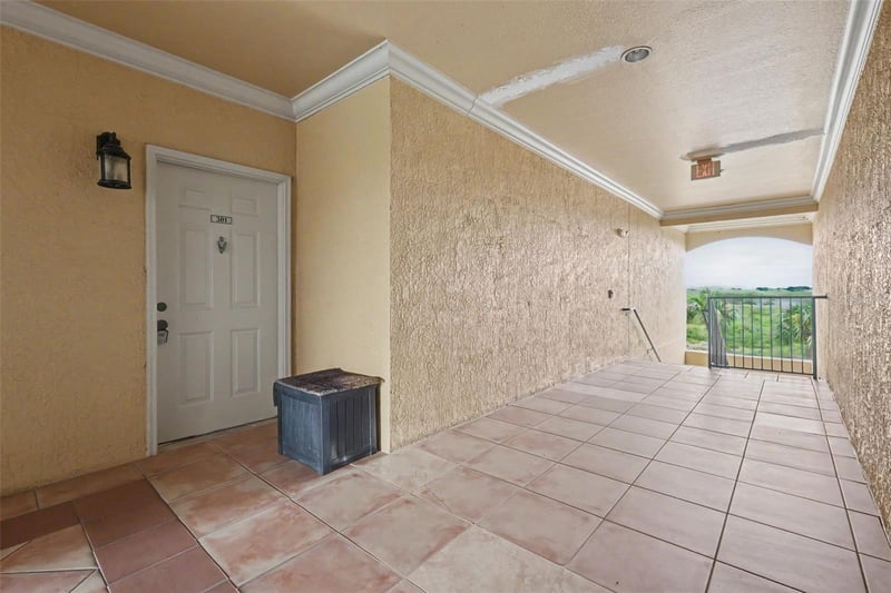 4306 Bayside Village Dr #301, Tampa, FL 33615