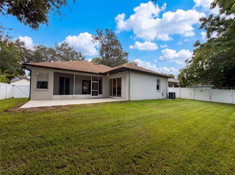 222 Taylor Bay Ln, Brandon, FL 33510