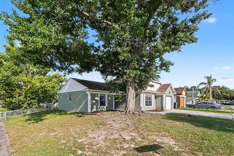 301 Regal Park Dr, Valrico, FL 33594