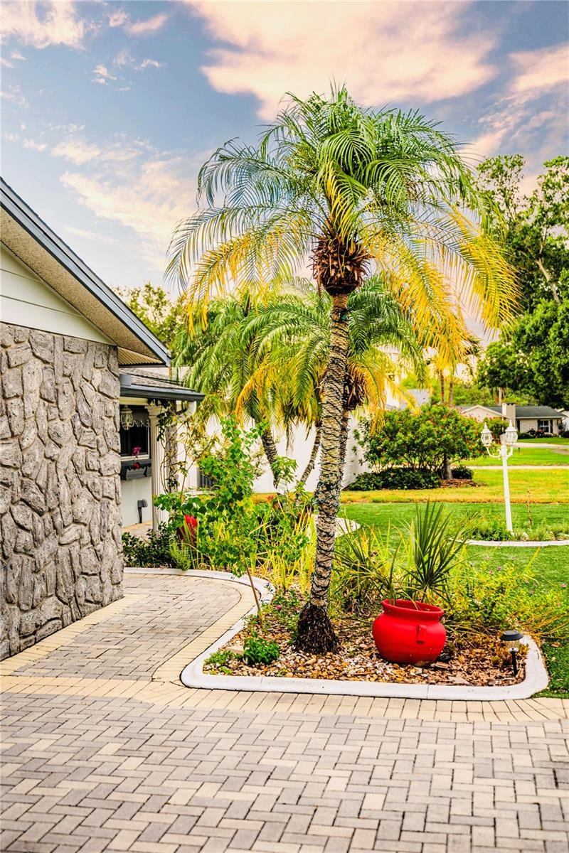 898 Corvette Dr, Largo, FL 33771