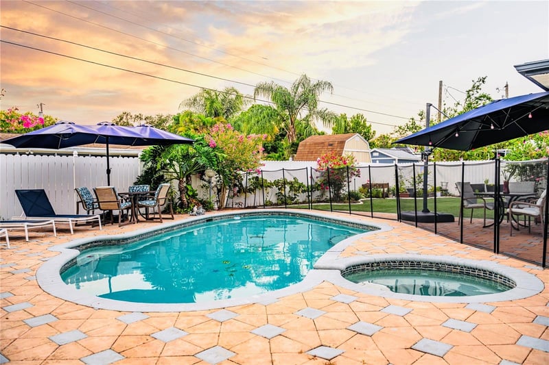 898 Corvette Dr, Largo, FL 33771